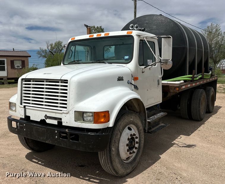 image for item DG4364 2000 International  4700 flatbed truck