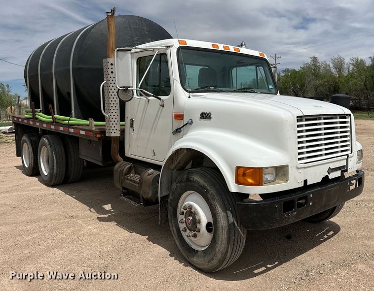 image for item DG4364 2000 International  4700 flatbed truck