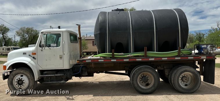 image for item DG4364 2000 International  4700 flatbed truck