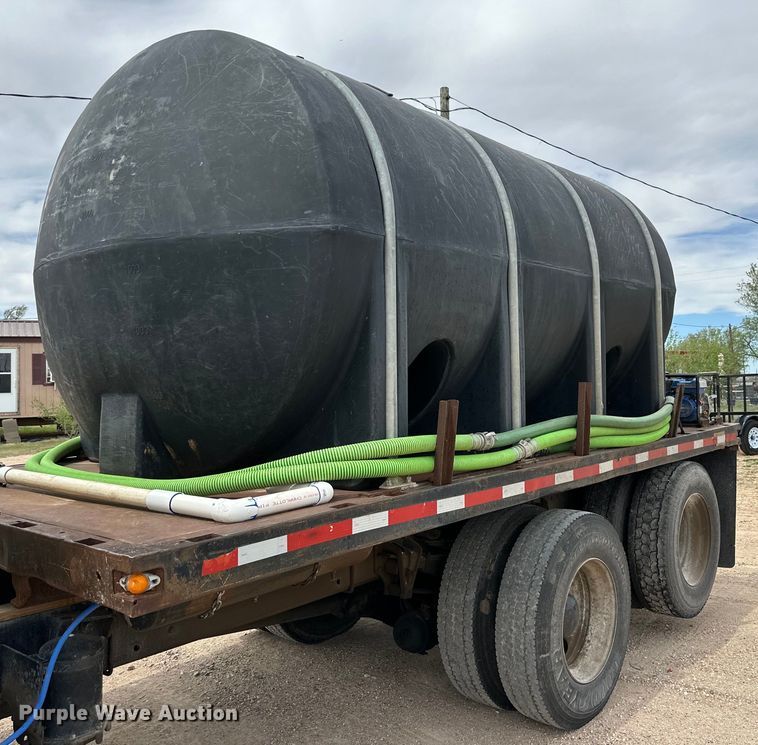 image for item DG4364 2000 International  4700 flatbed truck