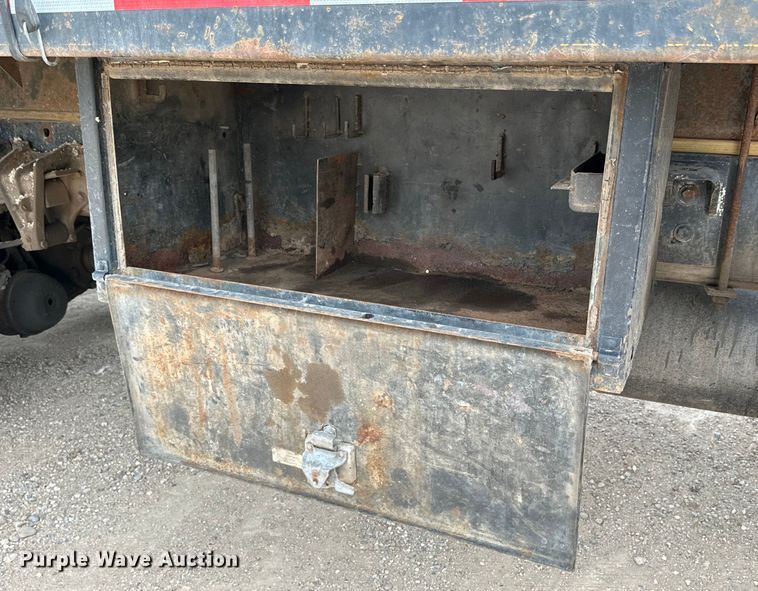 image for item DG4364 2000 International  4700 flatbed truck