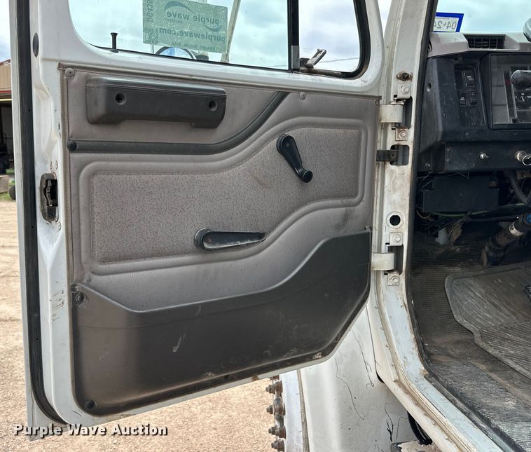 image for item DG4364 2000 International  4700 flatbed truck