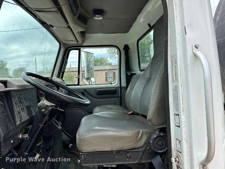 image for item DG4364 2000 International  4700 flatbed truck