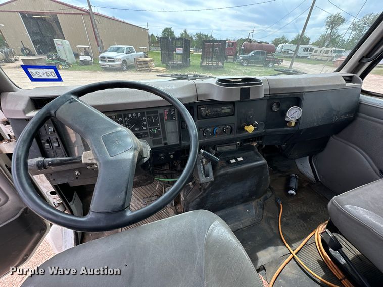 image for item DG4364 2000 International  4700 flatbed truck