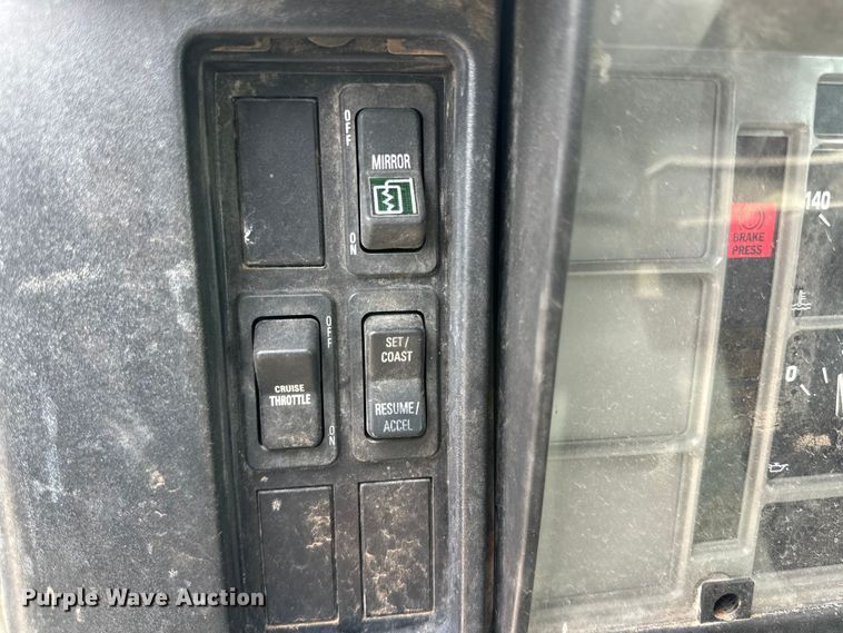 image for item DG4364 2000 International  4700 flatbed truck