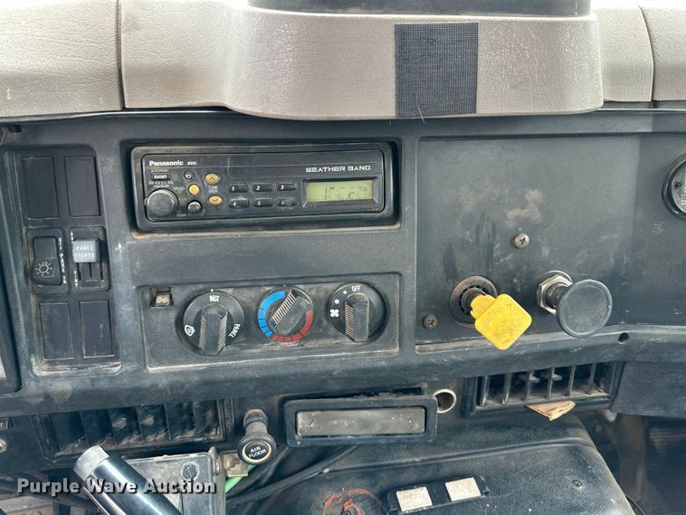 image for item DG4364 2000 International  4700 flatbed truck