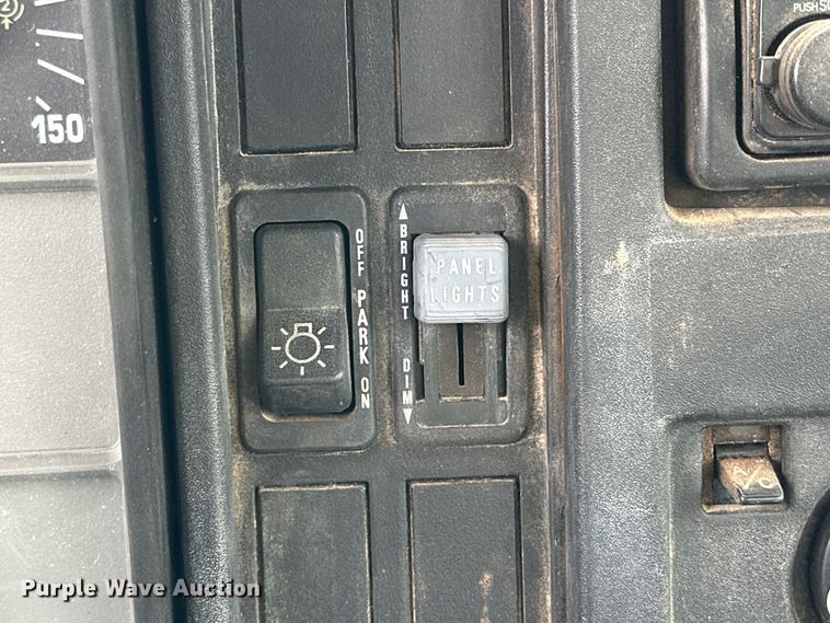 image for item DG4364 2000 International  4700 flatbed truck