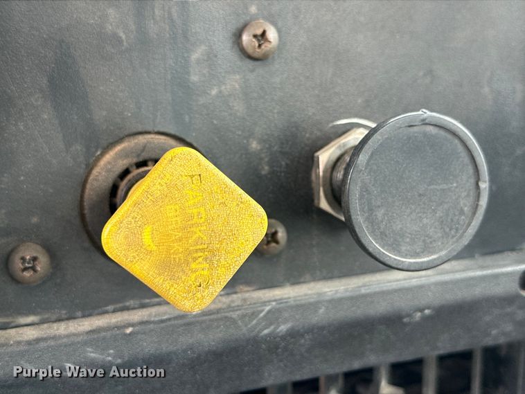 image for item DG4364 2000 International  4700 flatbed truck