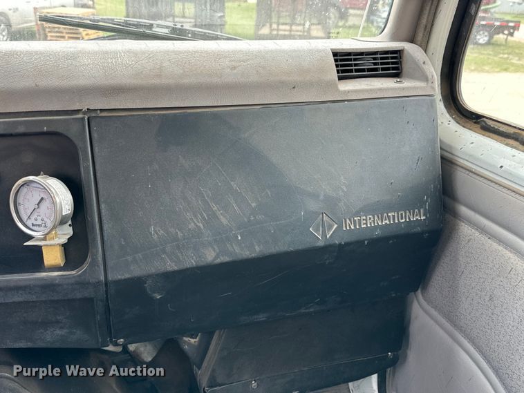 image for item DG4364 2000 International  4700 flatbed truck