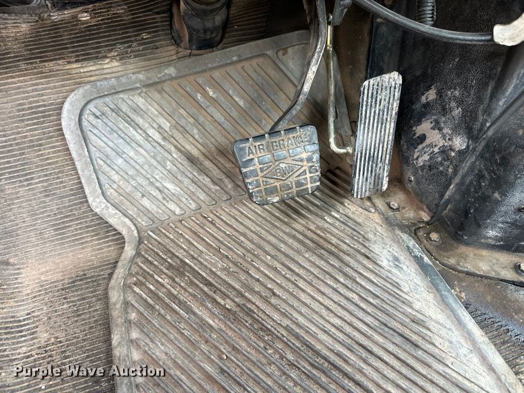 image for item DG4364 2000 International  4700 flatbed truck