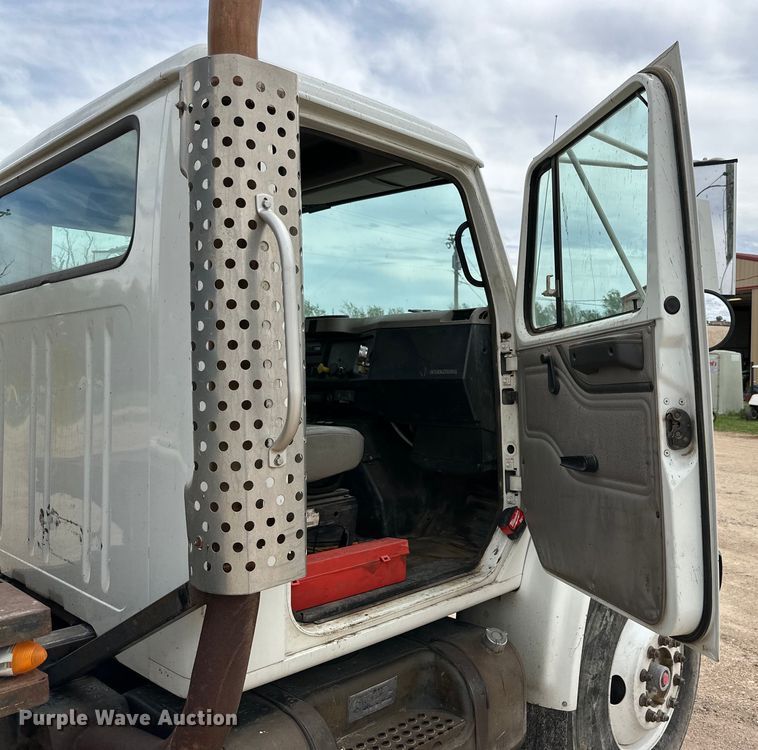 image for item DG4364 2000 International  4700 flatbed truck