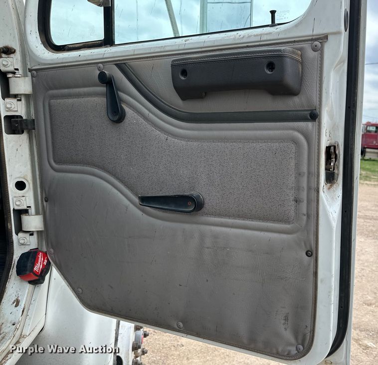 image for item DG4364 2000 International  4700 flatbed truck