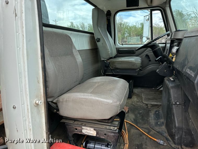 image for item DG4364 2000 International  4700 flatbed truck