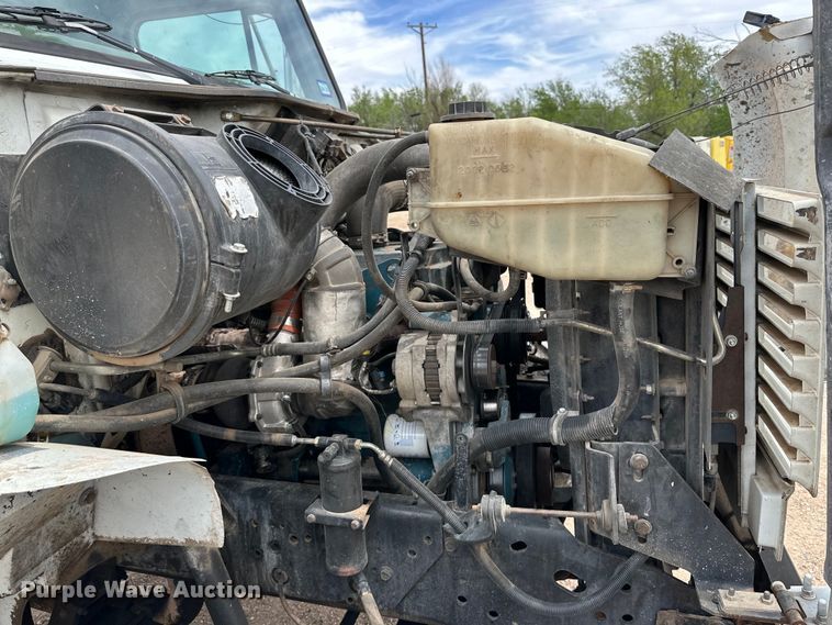 image for item DG4364 2000 International  4700 flatbed truck