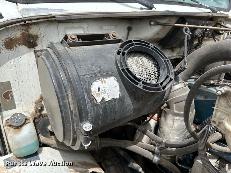 image for item DG4364 2000 International  4700 flatbed truck