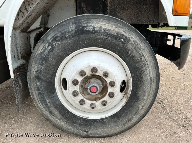 image for item DG4364 2000 International  4700 flatbed truck