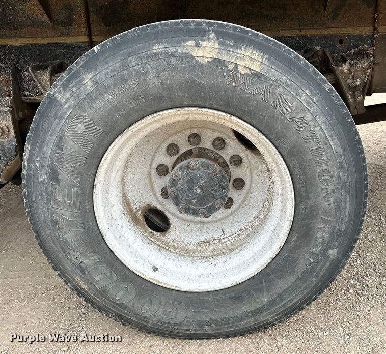 image for item DG4364 2000 International  4700 flatbed truck