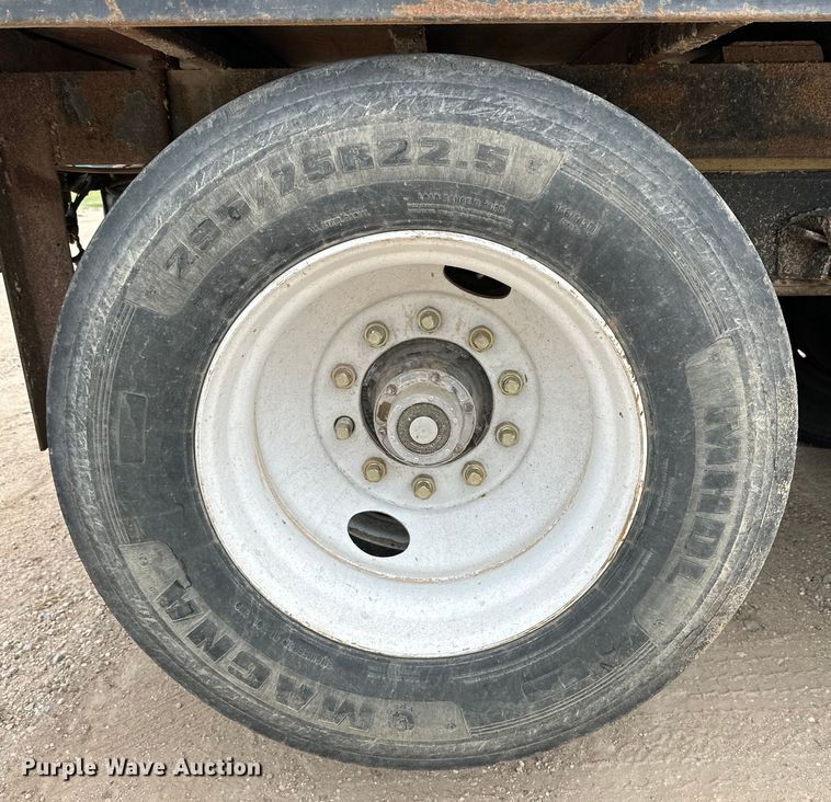 image for item DG4364 2000 International  4700 flatbed truck