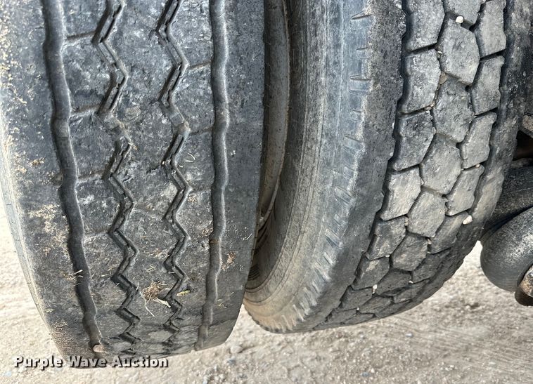 image for item DG4364 2000 International  4700 flatbed truck