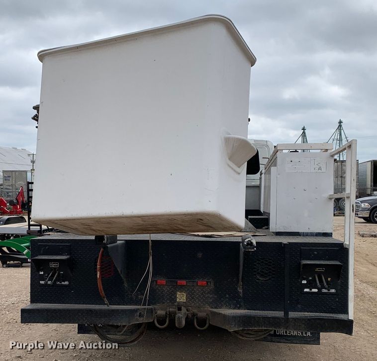 image for item DM7776 2007 International 4300 bucket truck