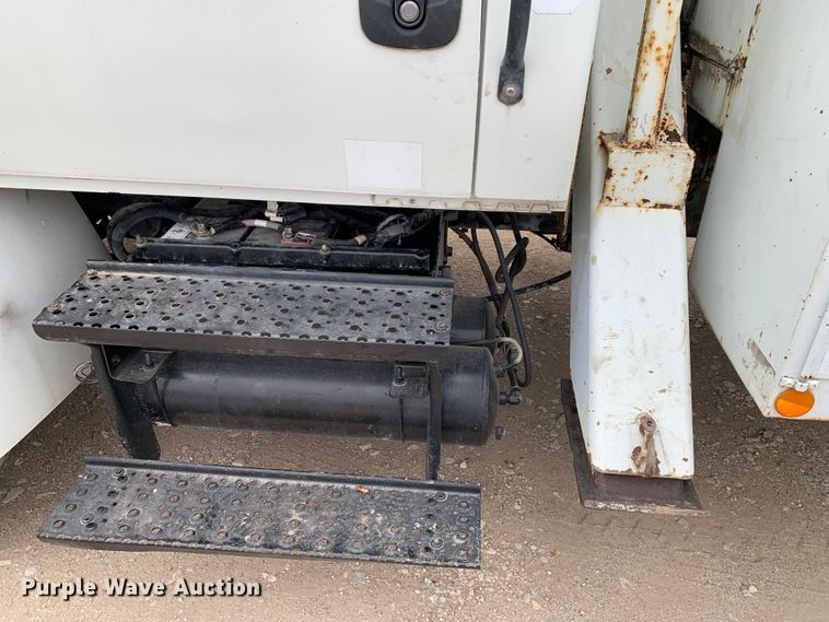 image for item DM7776 2007 International 4300 bucket truck