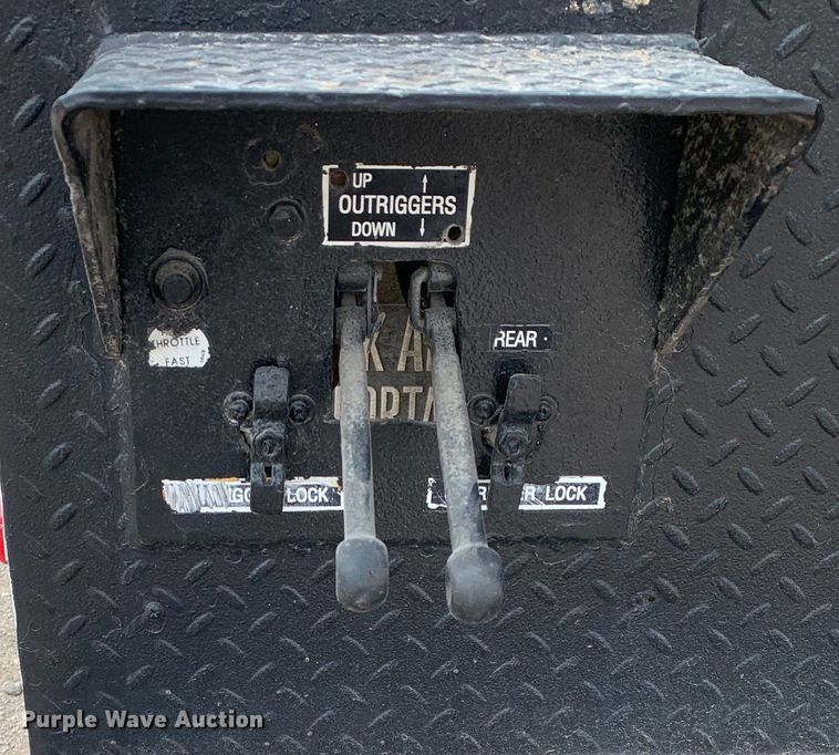 image for item DM7776 2007 International 4300 bucket truck