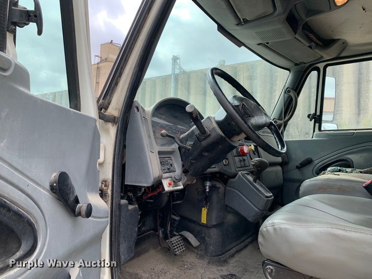 image for item DM7776 2007 International 4300 bucket truck