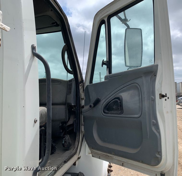 image for item DM7776 2007 International 4300 bucket truck