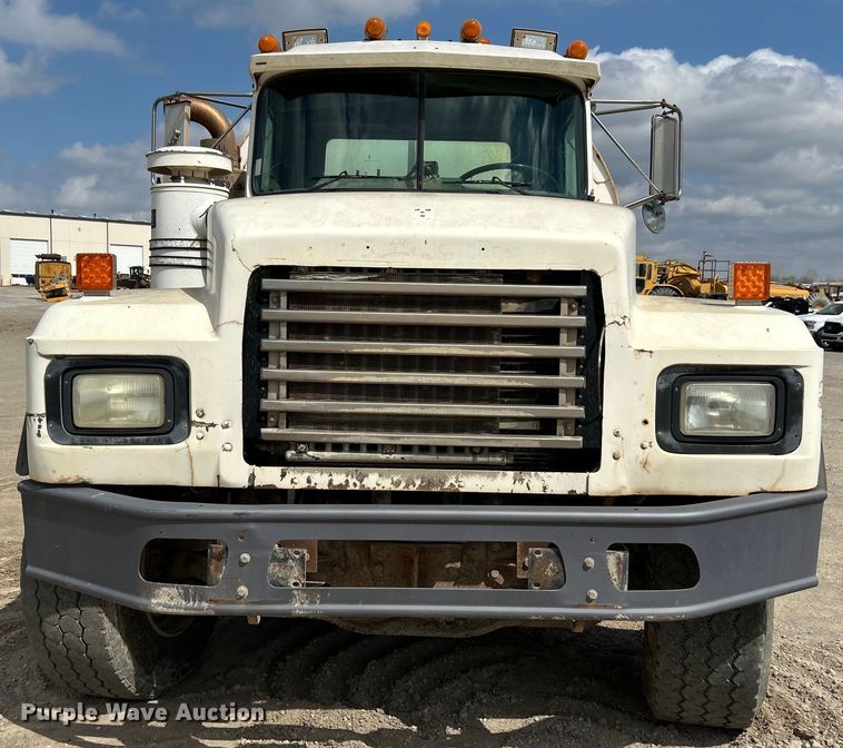 image for item DO1000 1997 Mack RD690S water truck