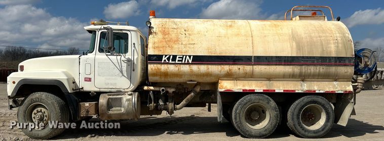 image for item DO1000 1997 Mack RD690S water truck