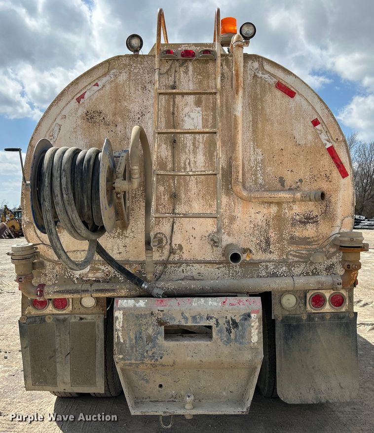 image for item DO1000 1997 Mack RD690S water truck