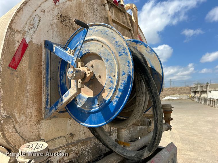 image for item DO1000 1997 Mack RD690S water truck