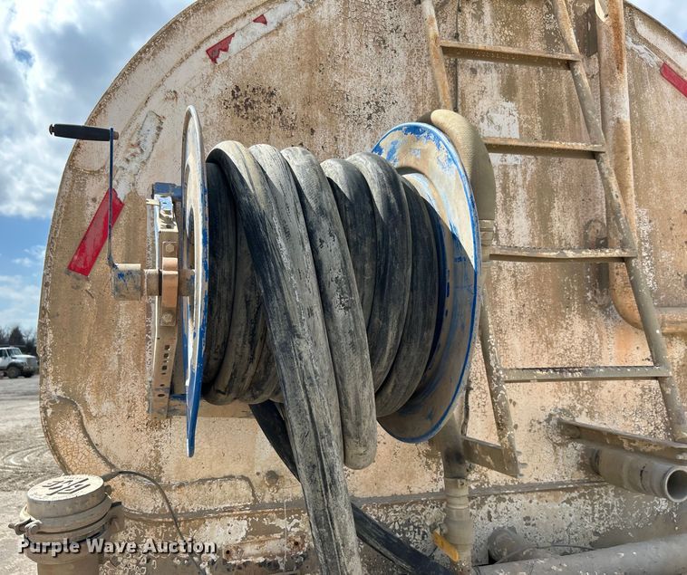 image for item DO1000 1997 Mack RD690S water truck