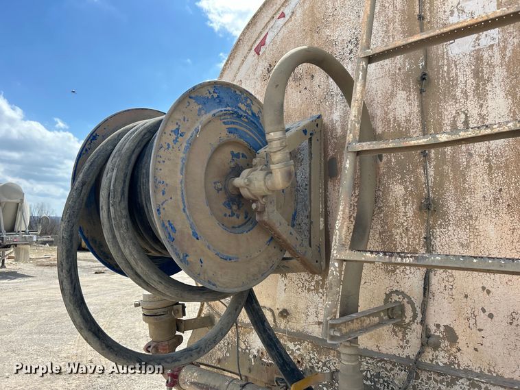 image for item DO1000 1997 Mack RD690S water truck