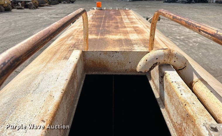 image for item DO1000 1997 Mack RD690S water truck