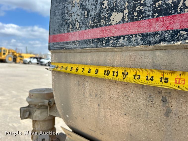 image for item DO1000 1997 Mack RD690S water truck