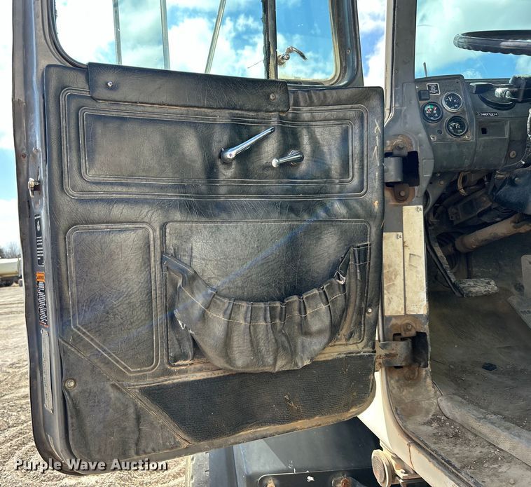 image for item DO1000 1997 Mack RD690S water truck