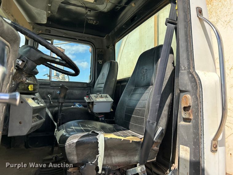 image for item DO1000 1997 Mack RD690S water truck