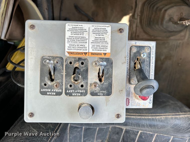 image for item DO1000 1997 Mack RD690S water truck