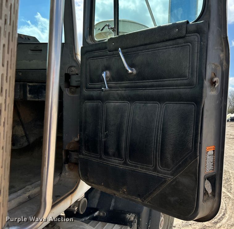 image for item DO1000 1997 Mack RD690S water truck