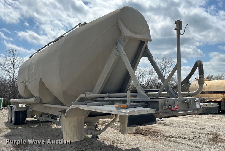 image for item DO1004 1996 Fruehauf  HAPT2J4003 tank trailer