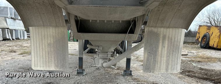 image for item DO1004 1996 Fruehauf  HAPT2J4003 tank trailer