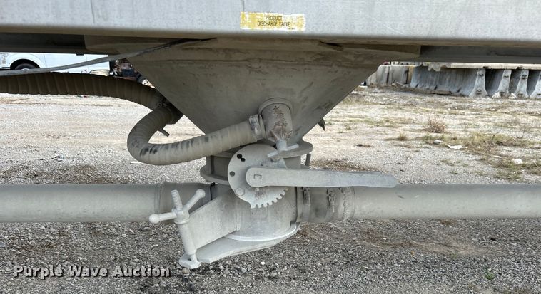 image for item DO1004 1996 Fruehauf  HAPT2J4003 tank trailer