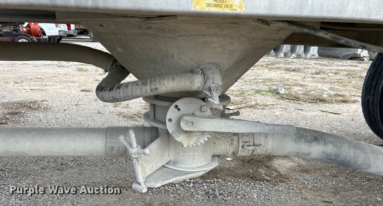 image for item DO1004 1996 Fruehauf  HAPT2J4003 tank trailer