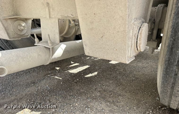 image for item DO1004 1996 Fruehauf  HAPT2J4003 tank trailer