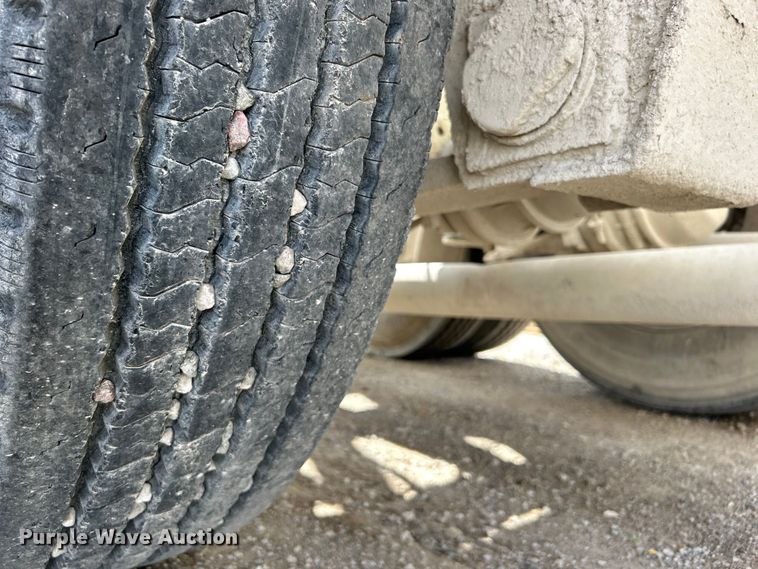 image for item DO1004 1996 Fruehauf  HAPT2J4003 tank trailer