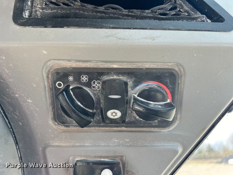 image for item DO1005 2018 Caterpillar 272D2 skid steer loader