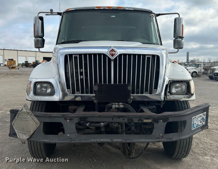 image for item DO1009 2005 International 7300 oil distributor truck