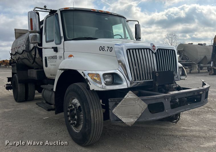 image for item DO1009 2005 International 7300 oil distributor truck