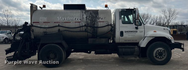 image for item DO1009 2005 International 7300 oil distributor truck